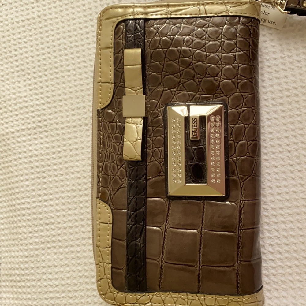Brand New Guess Wristlet 🌹